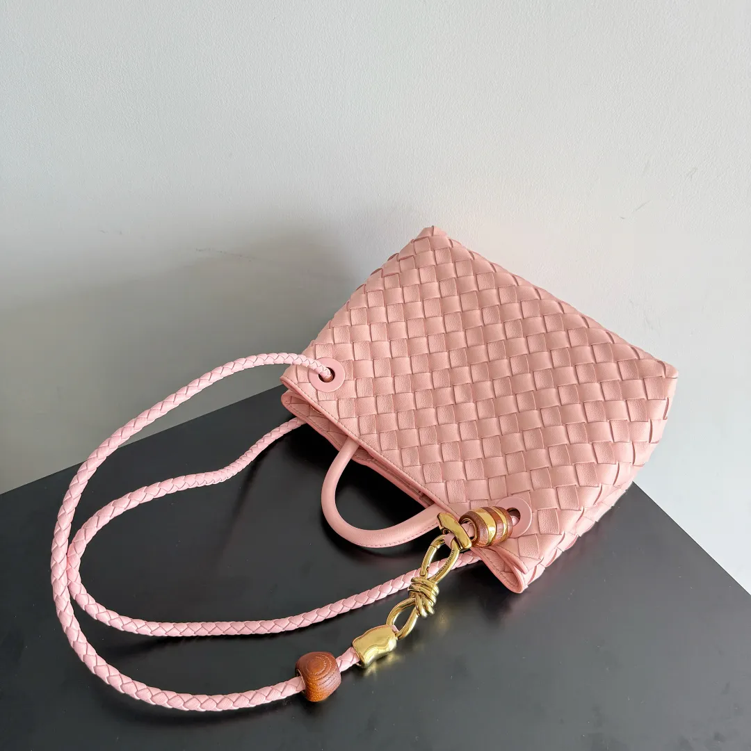 The new Andiamo batch of 3060 BV is shipped‼ ️The classic intercciato weaving process is used to create a soft bag, the metal knot is made of micro-cast aluminum using jewelry technology🪢, and the decorative beads are made of metal and hand-polished oak, allowing you to jump repeatedly between elegance and fun💃, making it unpredictable. Classic and versatile, it shows off your temperament, and the bag has a large capacity, making it very convenient for daily commuting! It has a variety of carrying methods, the shoulder straps can be adjusted by yourself, the original lambskin feels soft and delicate, and the unisex style breaks gender boundaries and brings a more practical and long-lasting use experience. The Andiamo, which has both elegant and casual styles, perfectly interprets the "fashionable old money style". Style number: 743568+wood hardware Color: rose pink Size: 25*22*10.5cm